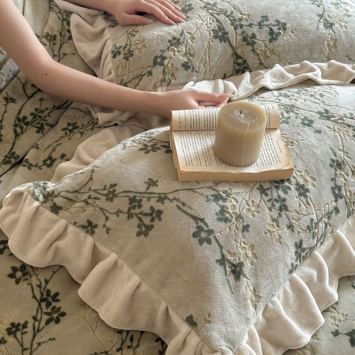 Umkehrbares Baumwoll-Bettwäsche-Set mit floralem Druck, mit Rüschenschonern und Bett-Rock mit Spitzenbesatz