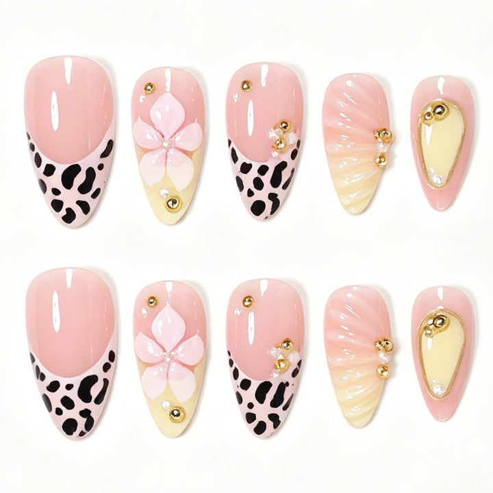Dekorative Stiletto Nagelkunst Tipps mit floralen Akzenten Karnz