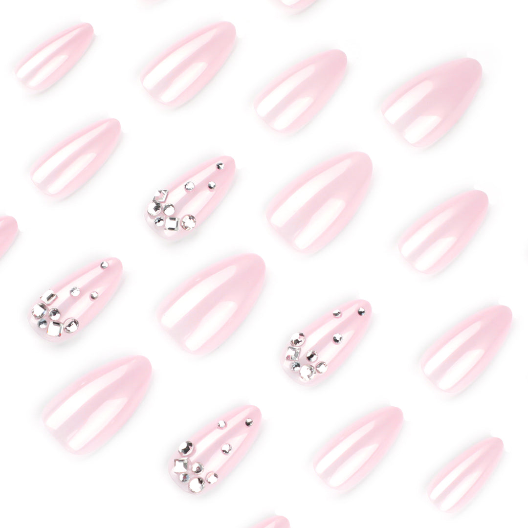 Kunstvolle Nailart mit zarten Glitzerakzenten und elegantem French-Tip Karnz