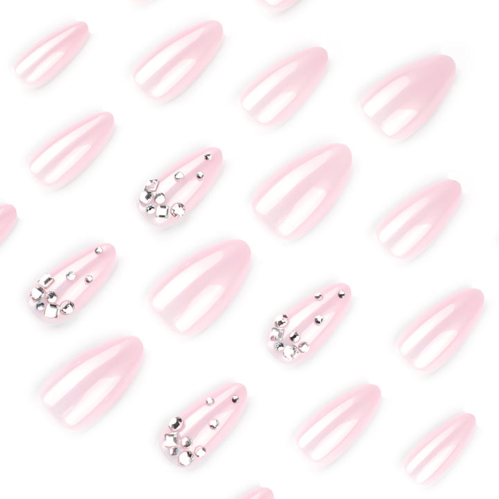 Kunstvolle Nailart mit zarten Glitzerakzenten und elegantem French-Tip Karnz