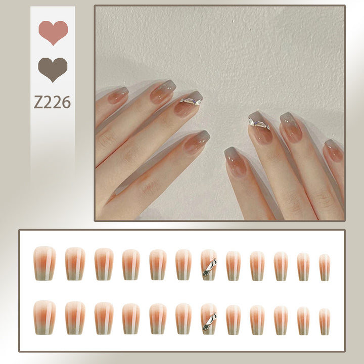 Kunstnagelset mit elegantem Ombre-Design und funkelnden Applikationen Karnz