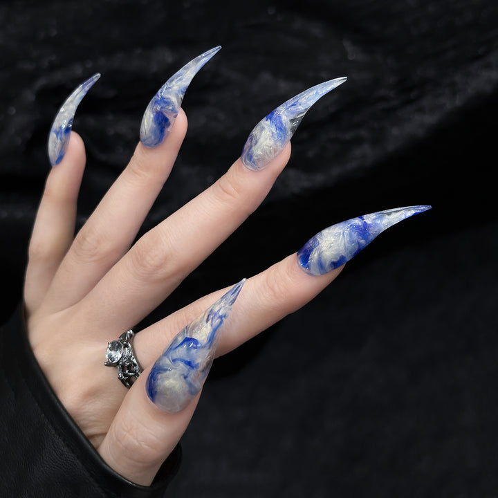 Stylische Acryl-Nagelkunst