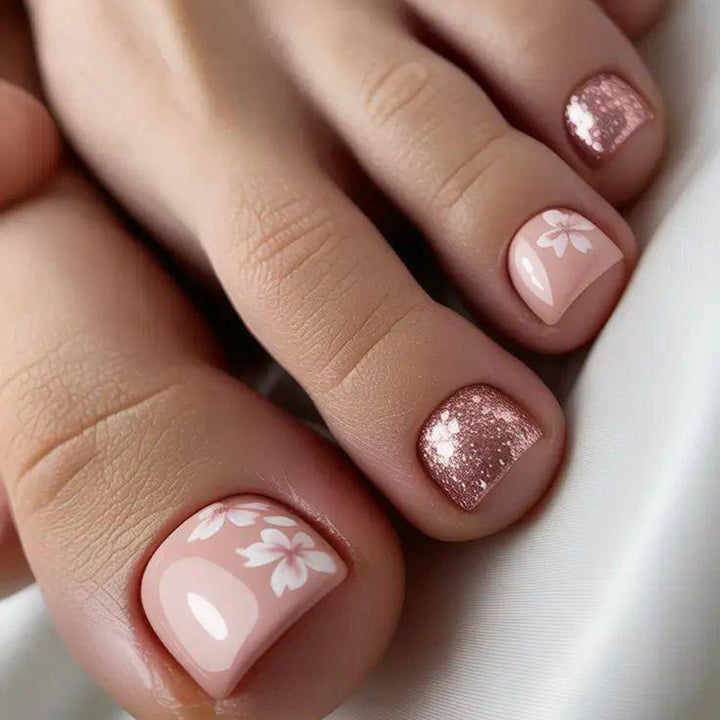 Fußnagelkunst Set mit Elegantem Blumendesign und Glitzerakzenten Karnz