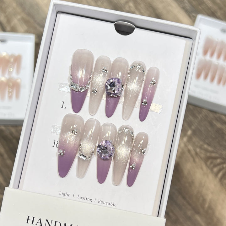 Elegante Stiletto Press-On Nägel mit Edelsteinakzenten Karnz