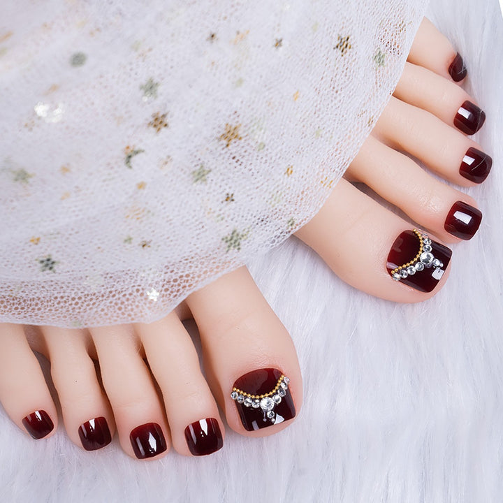 Dekorative Perlenverzierte Nagelkunst