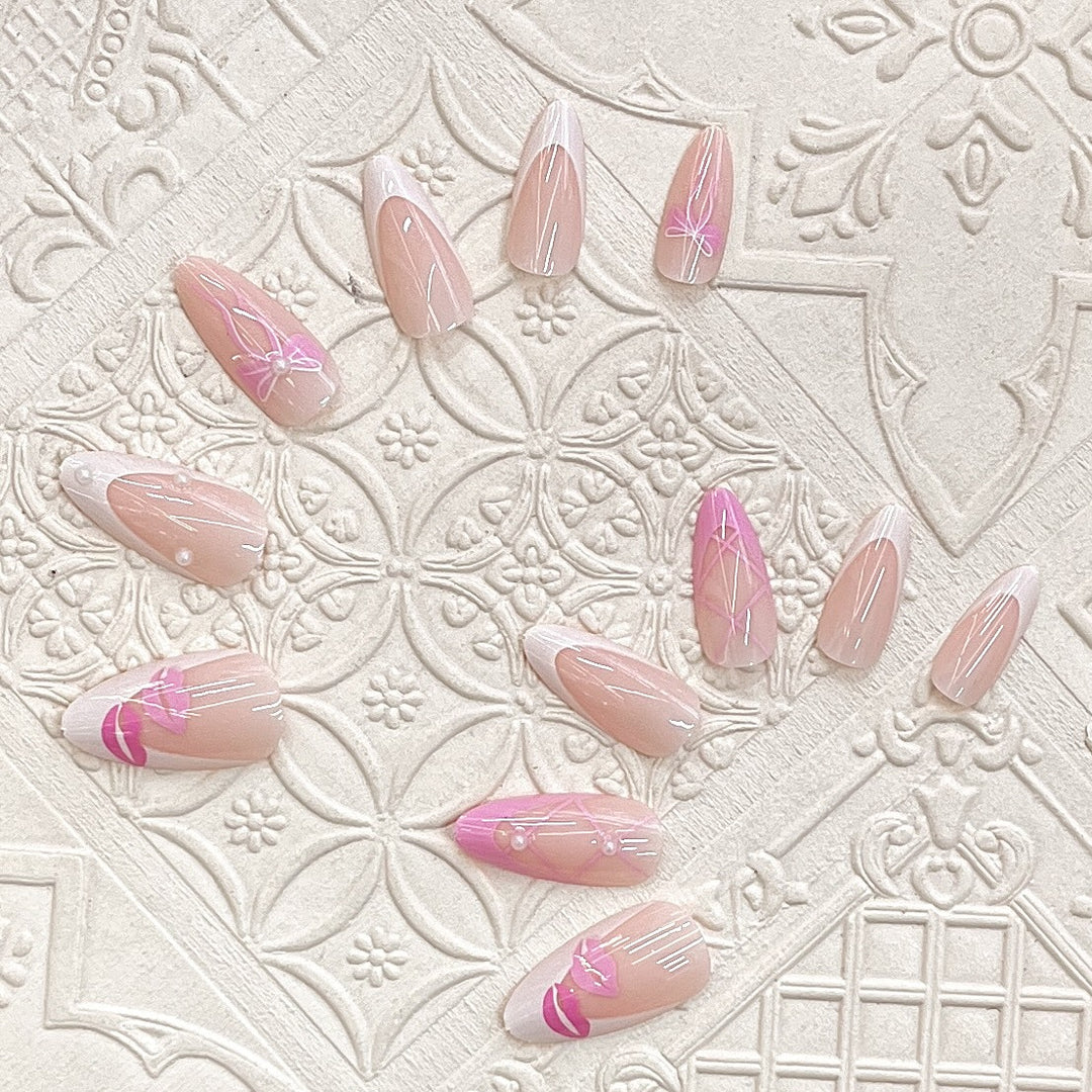 Künstlerisches Press-On Nagelset mit Kiss und Bow Design Karnz