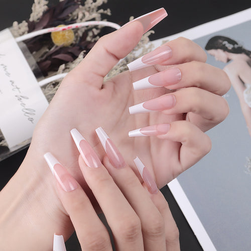 Elegantes Stiletto-Press-On-Nagelset mit zweifarbigen Design Karnz