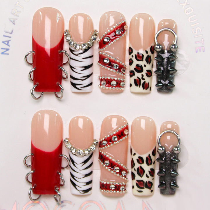 Kunstnagelset mit glamourösen Akzenten und außergewöhnlichen Designs Karnz