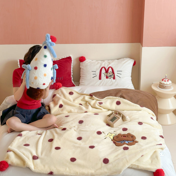 Extraweiche Mikrofleece-Wohndecke mit gesticktem Teddybär und Punkte-Motiv