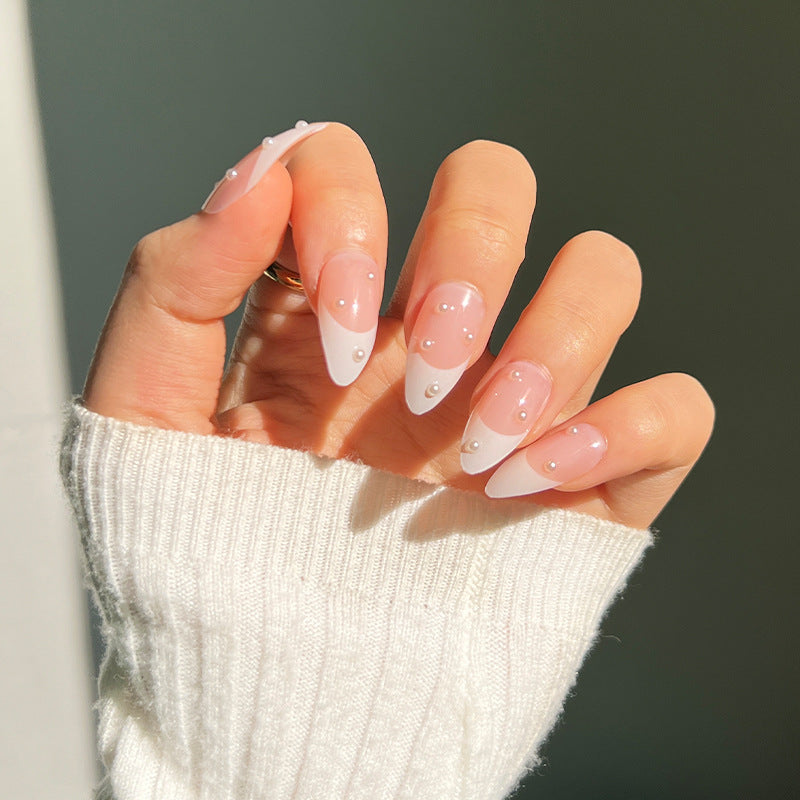 Kunstvolle Acryl-Nägel mit elegantem French-Tip Karnz