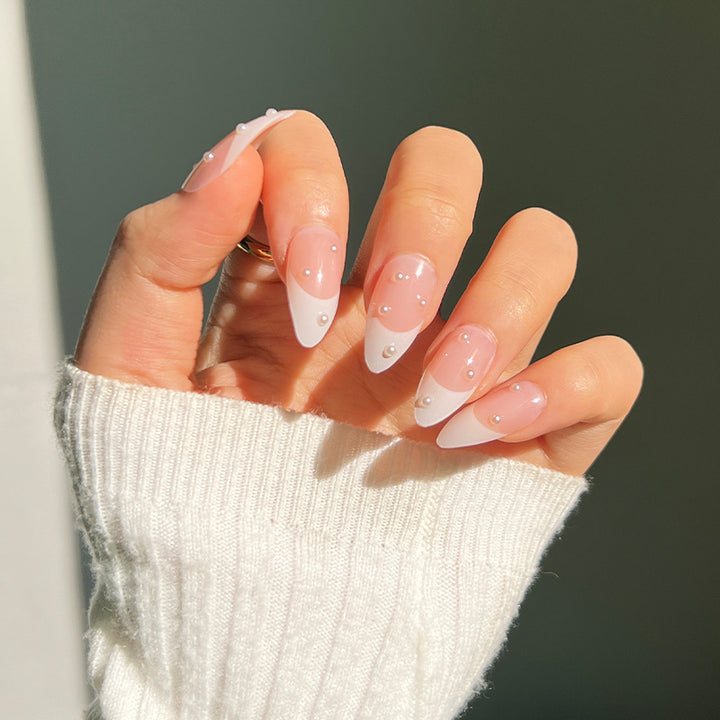 Kunstvolle Acryl-Nägel mit elegantem French-Tip Karnz