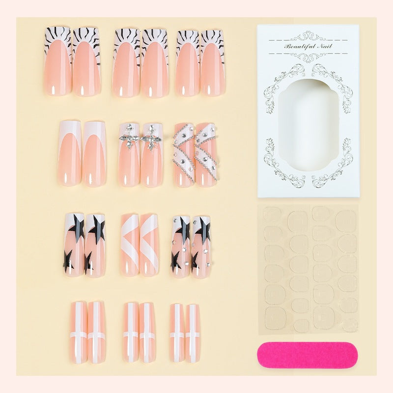 Kunstnagelset mit floralen und modernen Designs Karnz