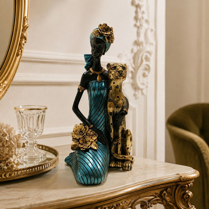Elegante Skulptur mit Leoparden Karnz