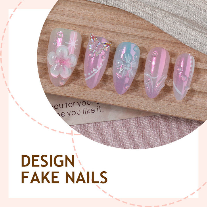 Kreatives Kunstnagelset mit zarten Blumen- und Glitzerdetails Karnz