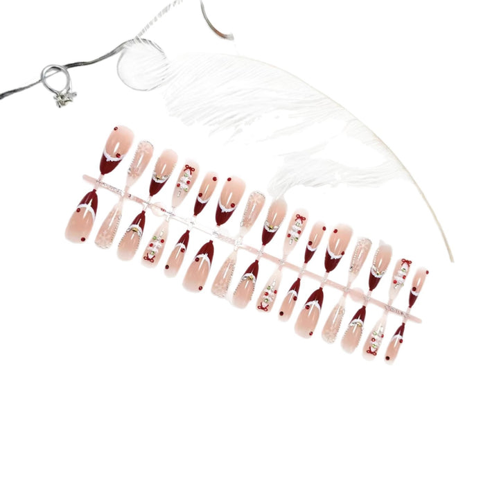 Kunstnägel mit festlichen Designs und Glitzerakzenten Karnz