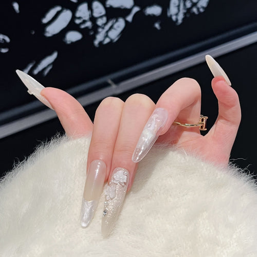 Künstlerisches Langes Press-On Nagelset mit Elegantem Floral Design Karnz