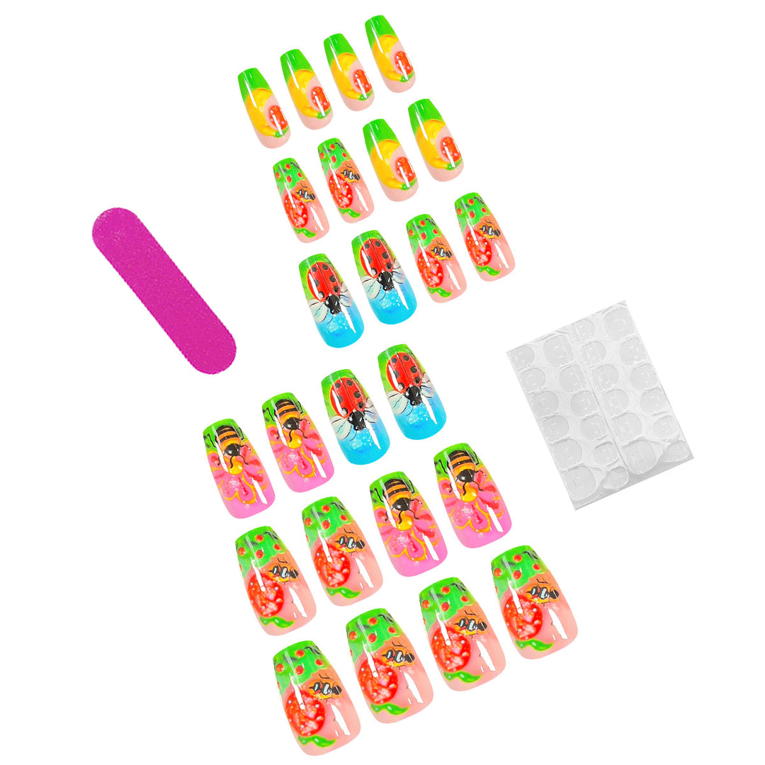 Kunstvolle Nail Art mit Insekten- und Blumenmotiven Karnz