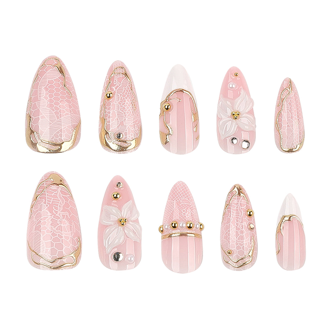 Kunstvolle Nagelverlängerungen mit filigranen Blüten- und Goldverzierungen Karnz