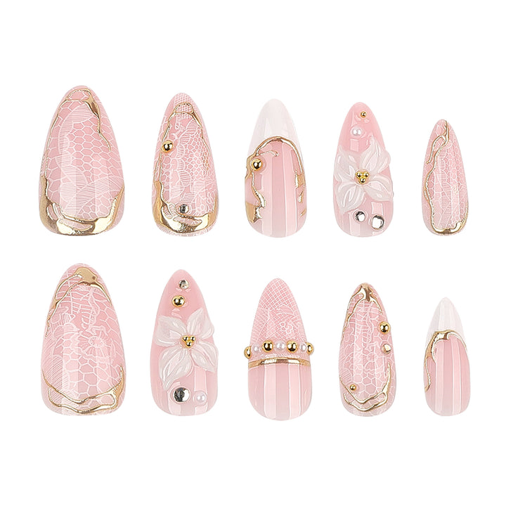 Kunstvolle Nagelverlängerungen mit filigranen Blüten- und Goldverzierungen Karnz