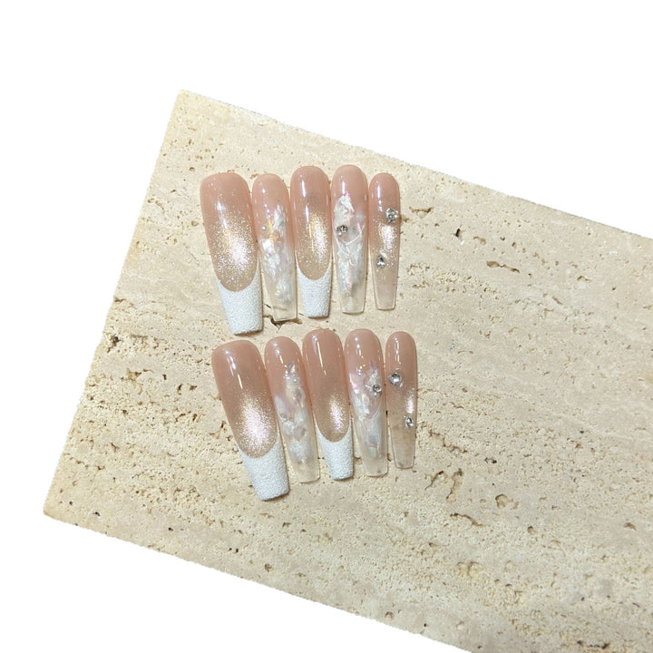Elegantes Press-On-Nail-Set mit floralen und Edelsteinakzenten Karnz