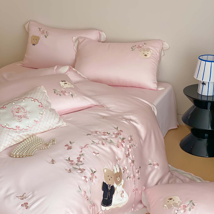 Satin-Bettwäschegarnitur mit bestickten Hochzeitsbären, Rüschensaum & Zierkissen