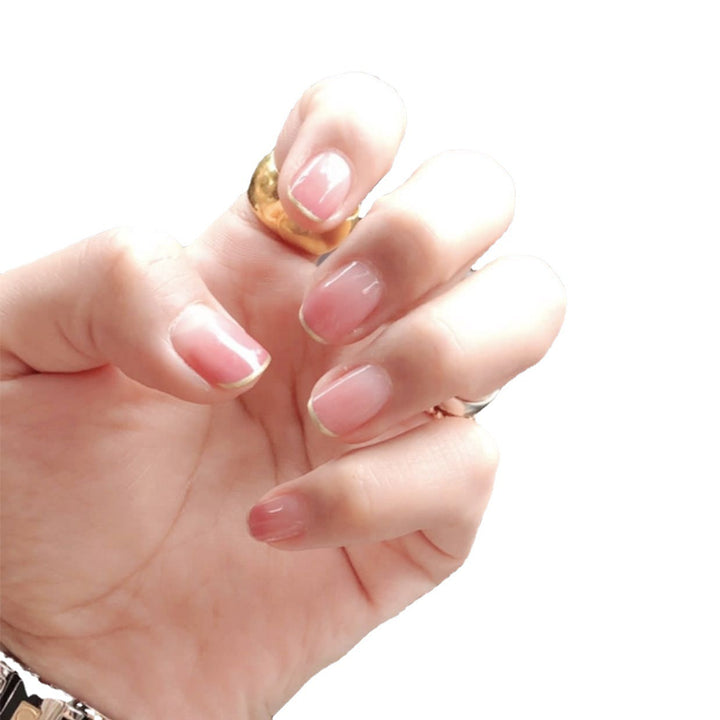 Kunstnägel mit Glitzerakzenten und natürlichem Finish Karnz