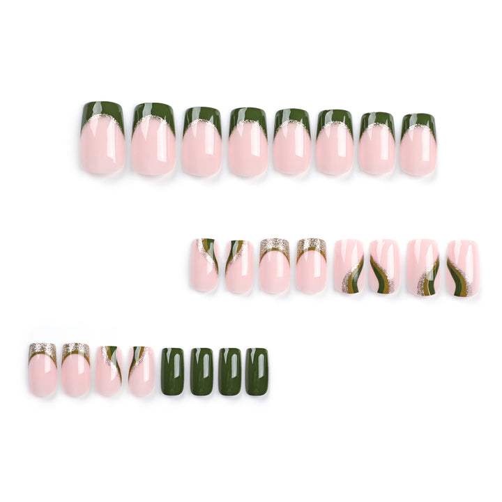 Kunstvolle Nagelverlängerungen mit goldenen Akzenten und elegantem Design Karnz