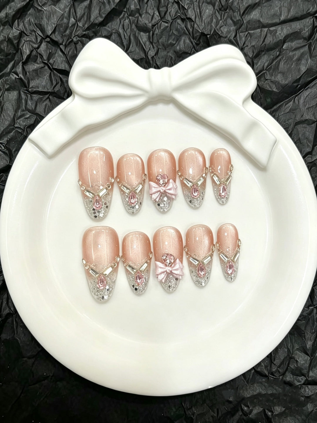 Elegante, mit Kristallen verzierte Press-On Nägel