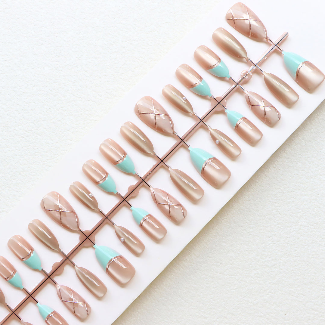 Elegantes Künstlerisches Press-On-Nagelset Karnz