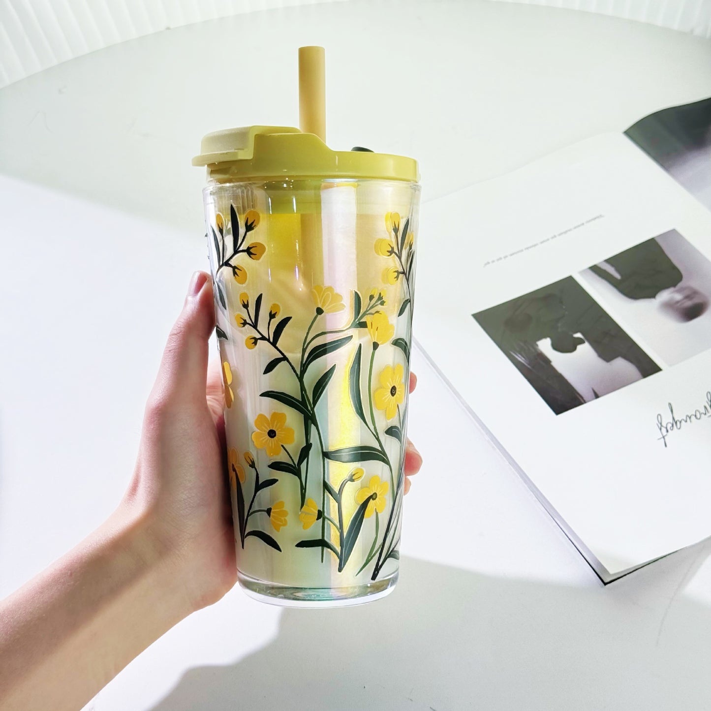 Damen Trinkbecher mit praktischer Silikonschutzhülle und dekorativen Blumenmotiven Karnz