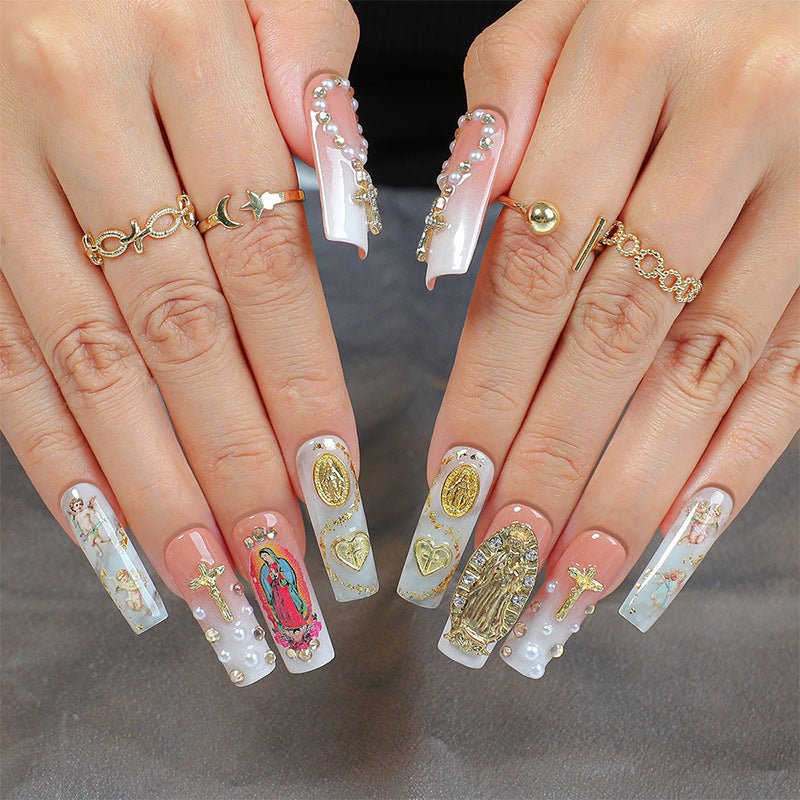 Glamouröses Kunstnagelset mit edlen Verzierungen und Glitzerakzenten Karnz