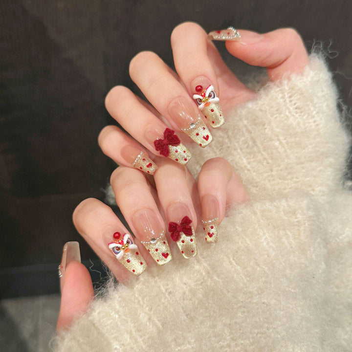 Dekoratives Press-On Nagelkunstset mit verzierten Blumen- und Edelsteinelementen