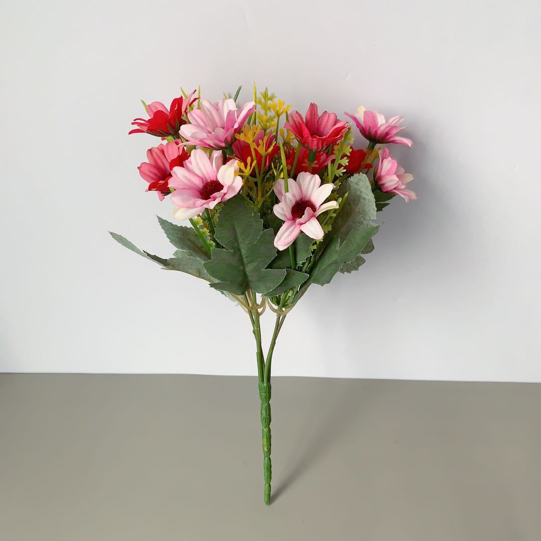 Lebensechter künstlicher Blumenstrauß