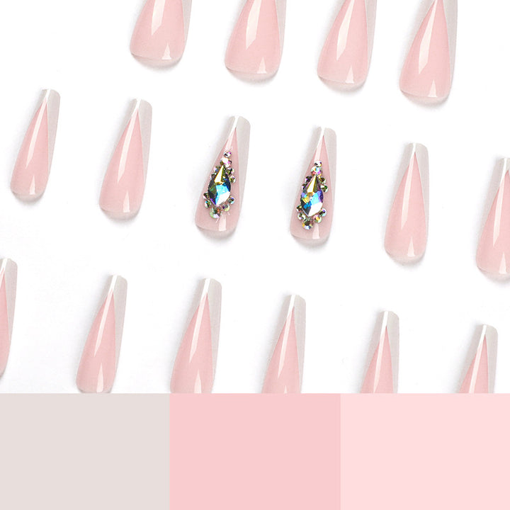 Kunstvolle Nagelverlängerungen mit eleganten Glitzerakzenten Karnz