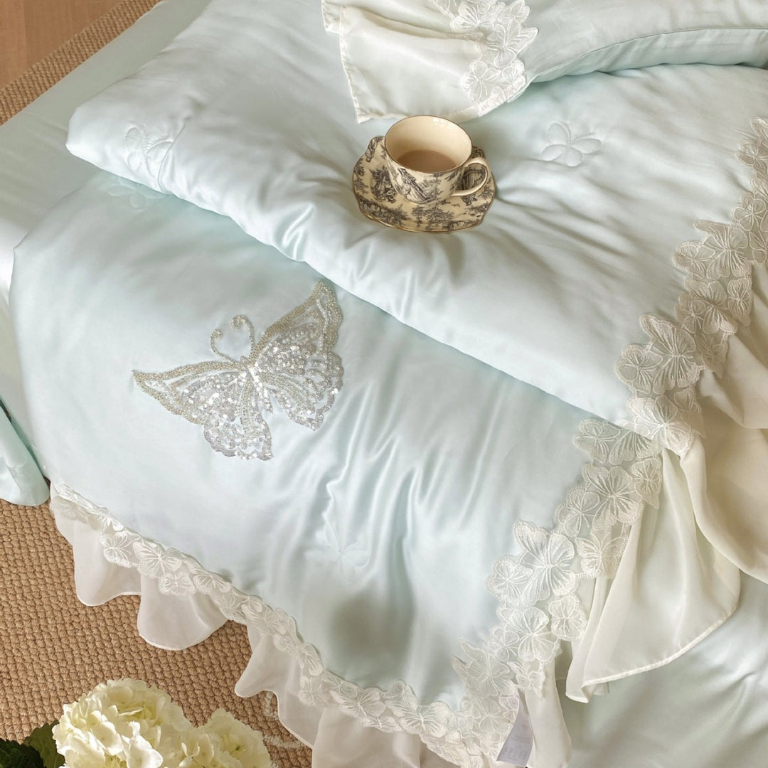 Luxuriöse Satin-Bettwäsche-Garnitur mit Schmetterlings-Perlenstickerei und Spitzenvolant