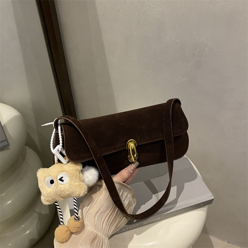 Elegante Wildleder-Handtasche mit verspieltem Schlüsselanhänger