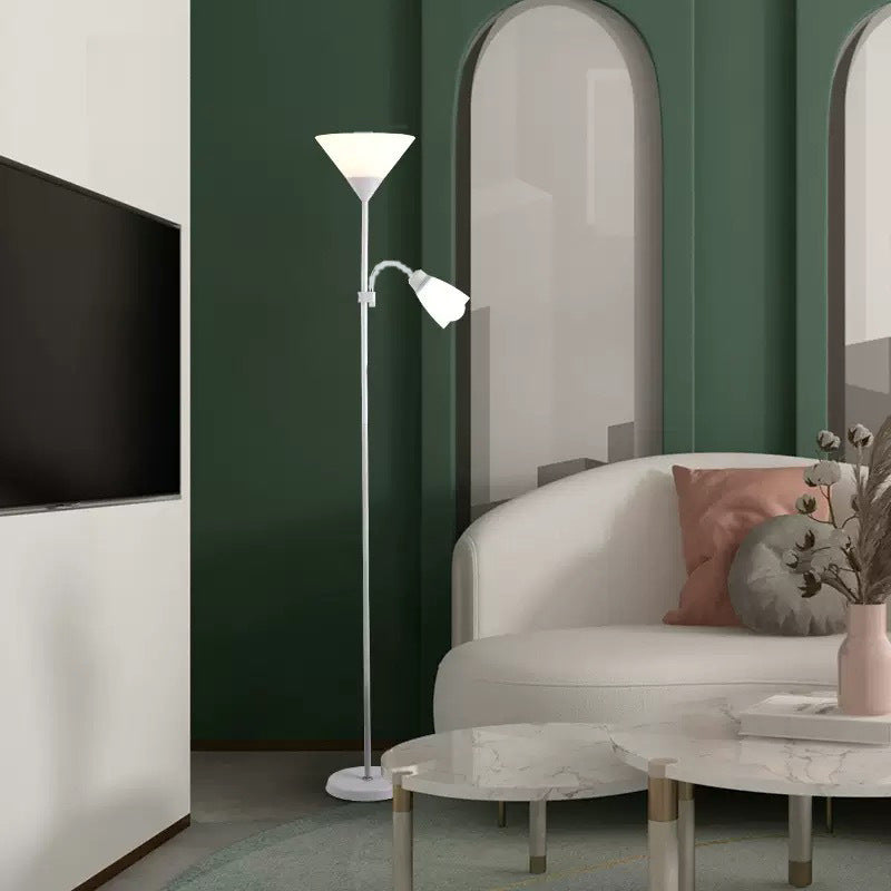 Multifunktionale Stehlampe mit verstellbarem Leselicht