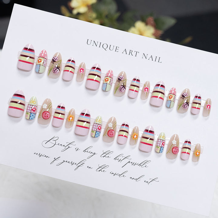 Künstlerisches Stiletto Press-On Nagelset mit floralen Akzenten