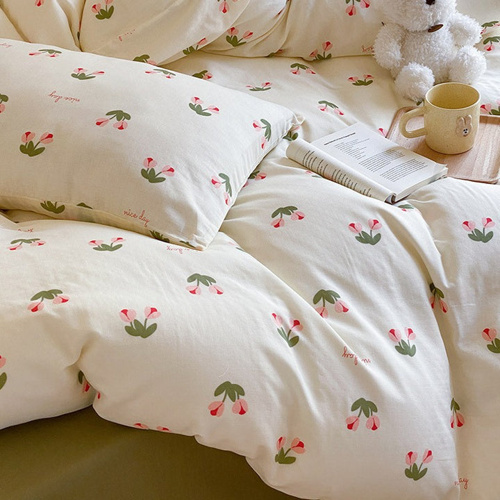 Baumwollsatin-Bettwäsche-Set mit verspieltem Erdbeer-Alloverprint und wendbarer Decke