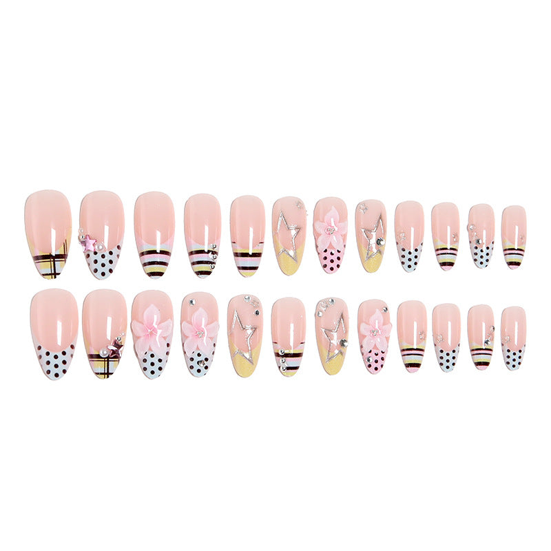Kunstnagelset mit dekadentem floralem und geometrischem Design Karnz