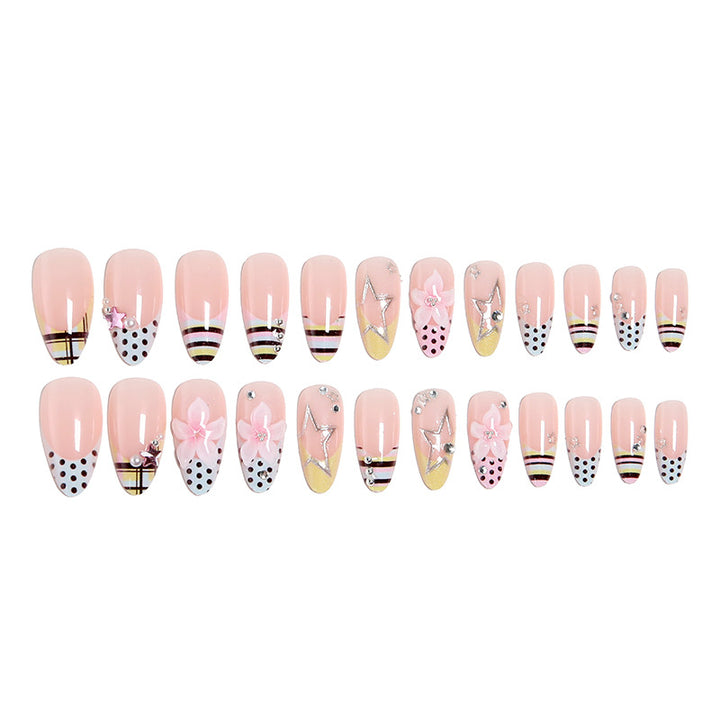 Kunstnagelset mit dekadentem floralem und geometrischem Design Karnz
