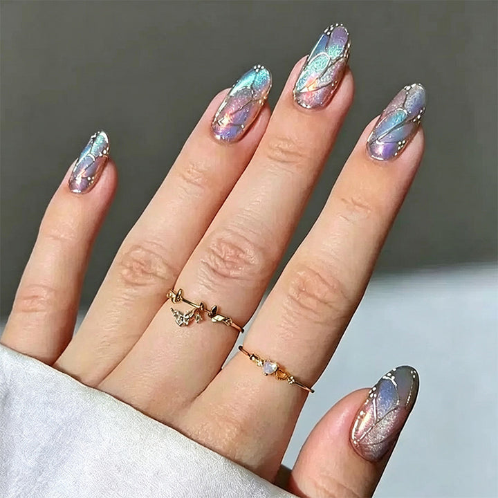 Kunstvolle Nagelspitzen mit holografischen Akzenten Karnz