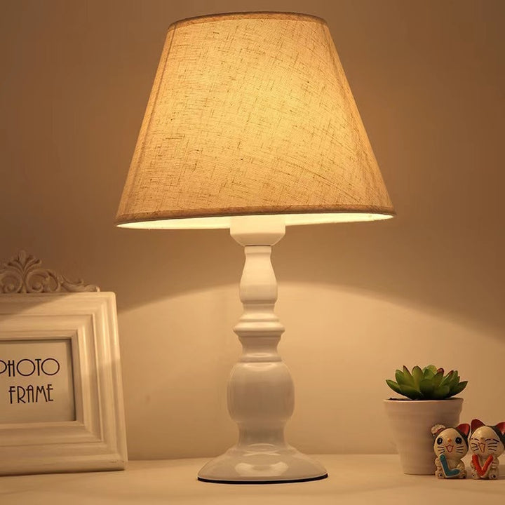 Elegante Stoffschattentischlampe