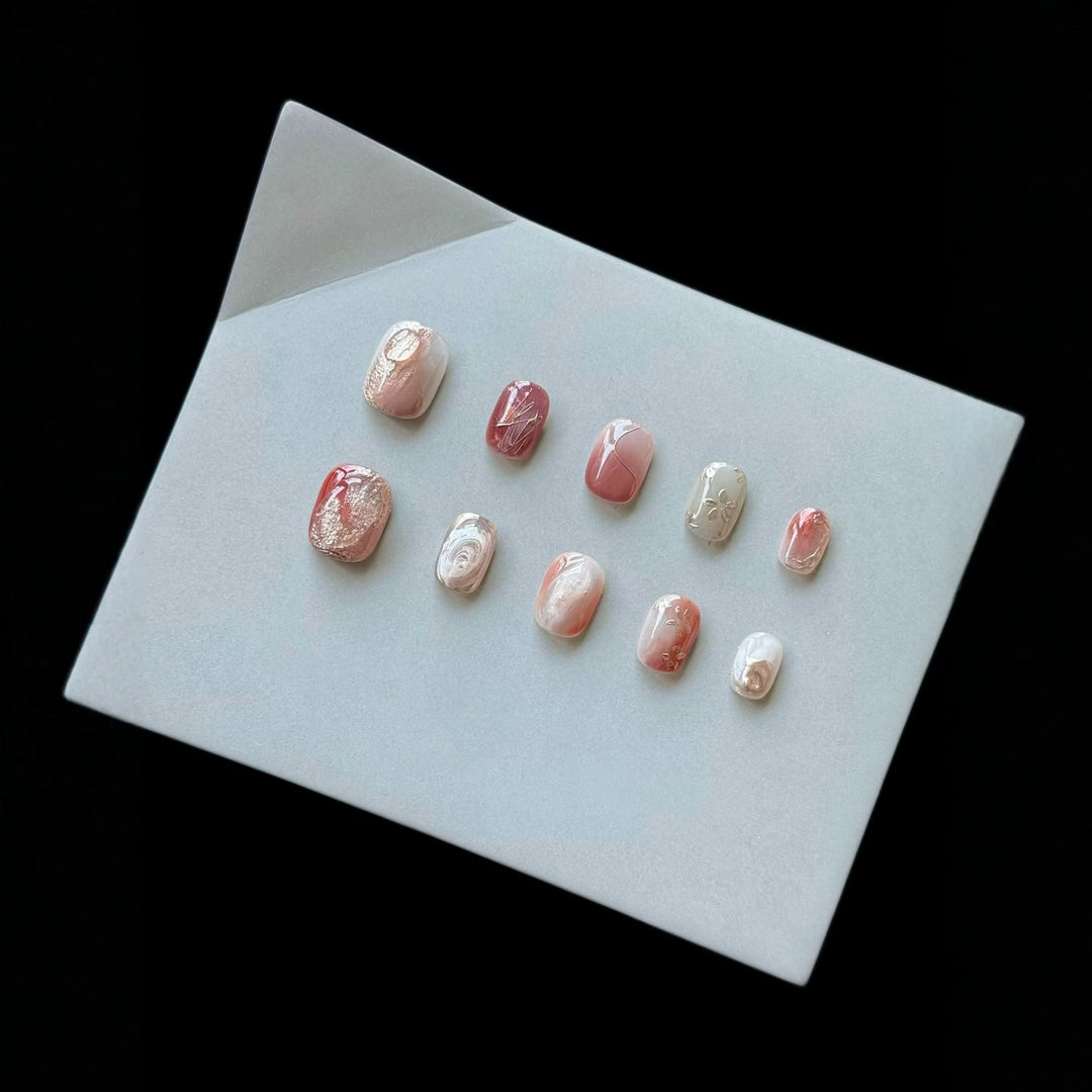 Künstlerisches Press-On Nagelset mit Marmor- und Metallic-Akzenten