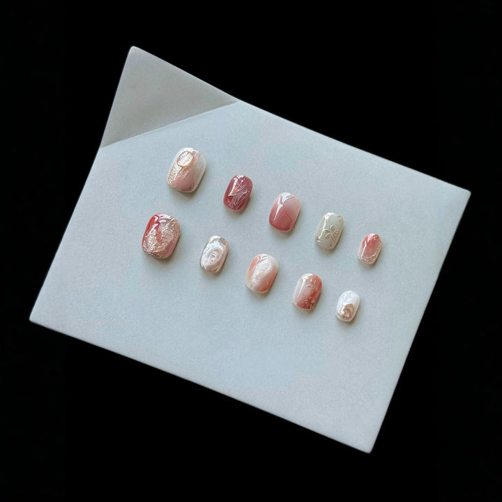 Künstlerisches Press-On Nagelset mit Marmor- und Metallic-Akzenten