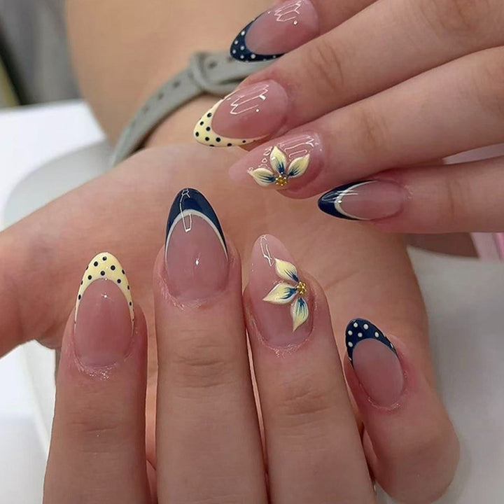 Künstlerisches Florales Acryl-Nageldesign Karnz