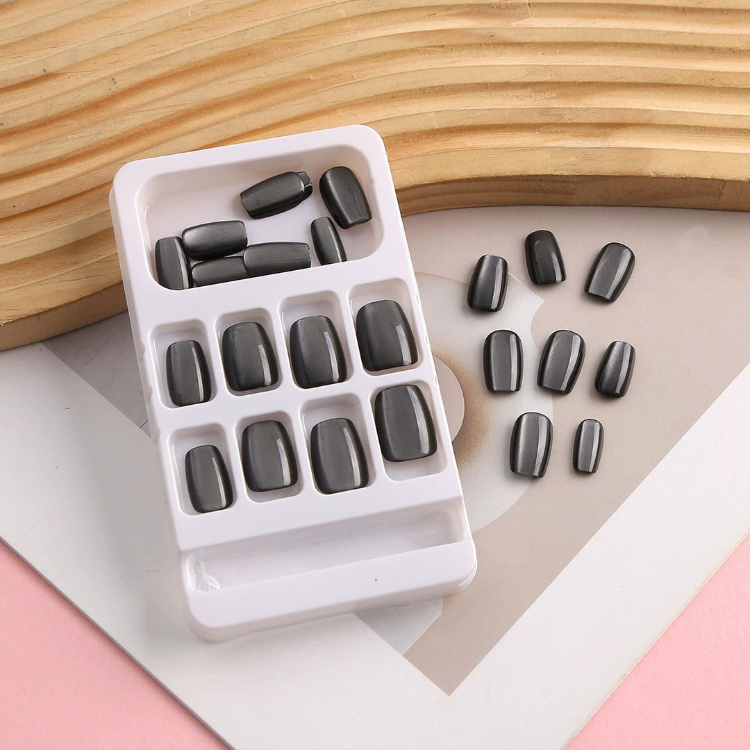 Glänzende Stiletto Press-On-Nagelverzierungen Karnz