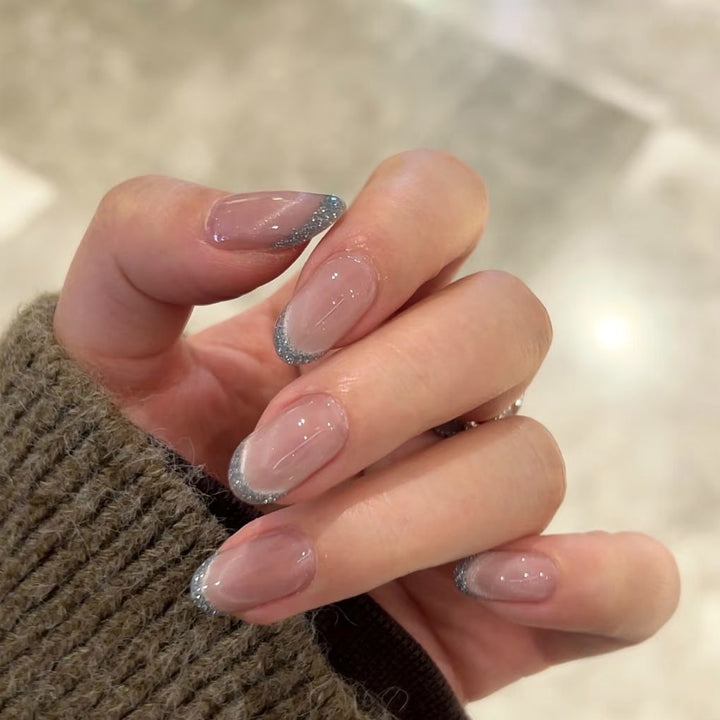 Glitzernde French Tip Nagelverlängerungen