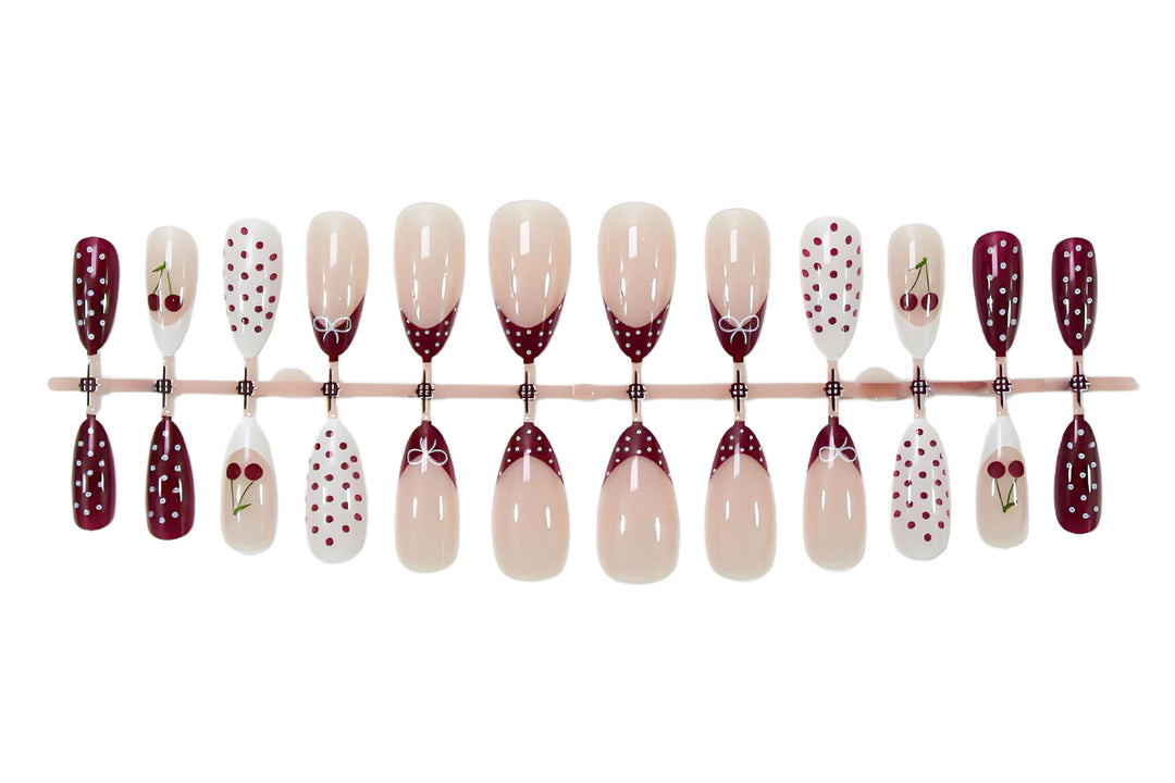 Kunstnagelset mit eleganten Kirsch- und Punkten-Mustern Karnz
