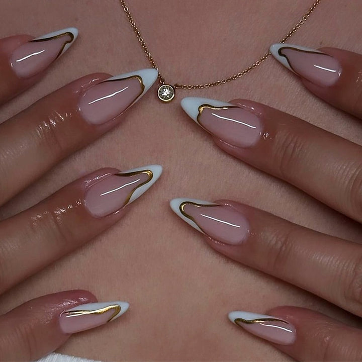 Elegantes Kunstnagelset mit Goldakzenten Karnz